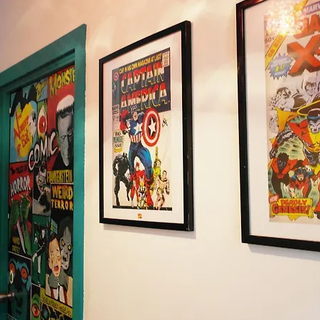 Kitsch Art Hostel *